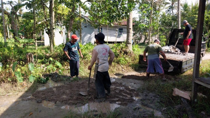 Kegiatan Gotong Royong Membersihkan Parit dan Rumput/gulma dan Perbaikan Semenisasi jalan TK perbatasan di Wilayah RT. 07 dan RT.06 Kelurahan Sindang Sari.