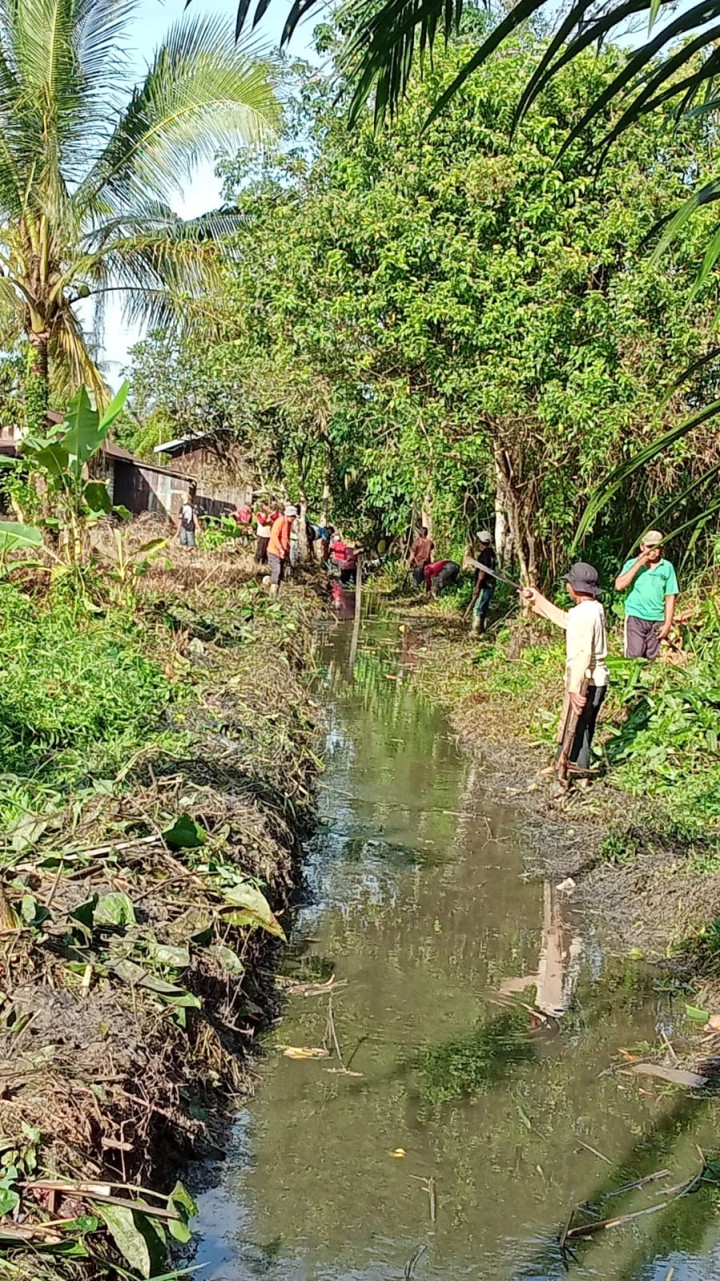 Kegiatan Gotong Royong Membersihkan Parit dan Rumput/gulma dan Perbaikan Semenisasi jalan TK perbatasan di Wilayah RT. 07 dan RT.06 Kelurahan Sindang Sari.