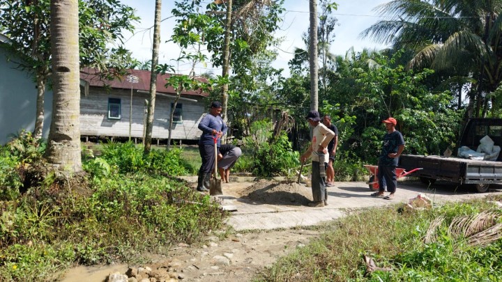 Kegiatan Gotong Royong Membersihkan Parit dan Rumput/gulma dan Perbaikan Semenisasi jalan TK perbatasan di Wilayah RT. 07 dan RT.06 Kelurahan Sindang Sari.