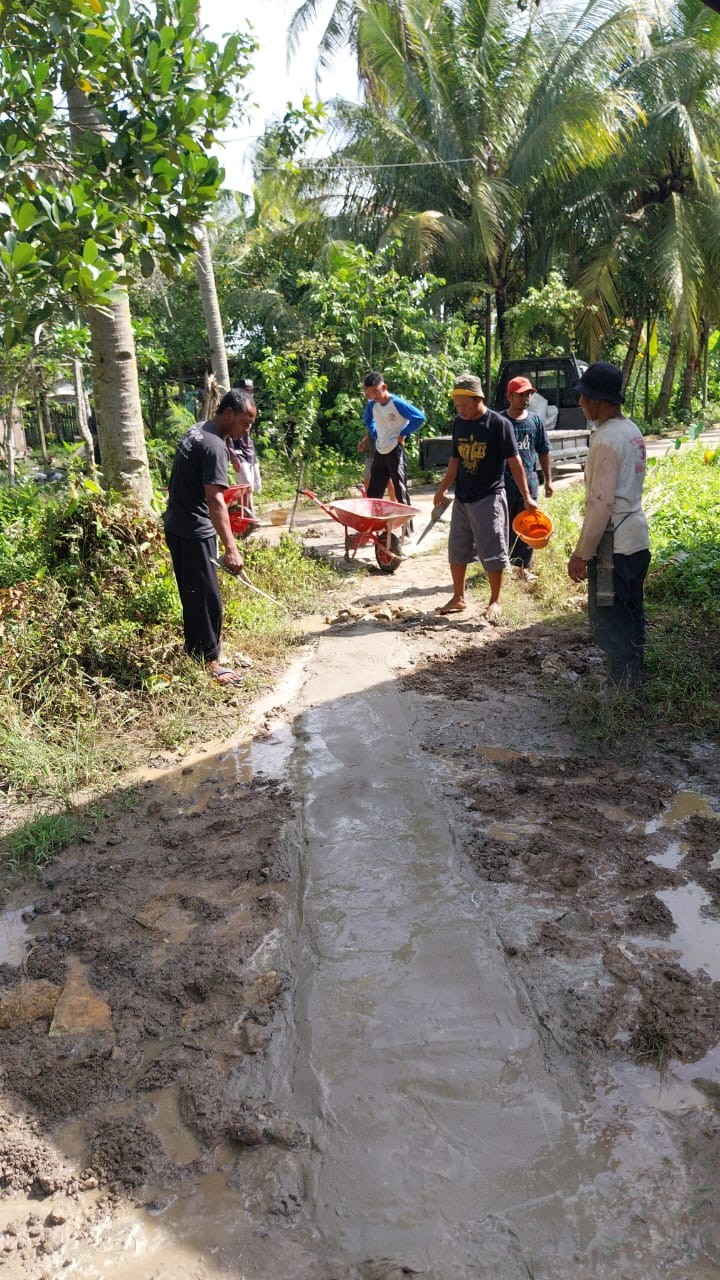 Kegiatan Gotong Royong Membersihkan Parit dan Rumput/gulma dan Perbaikan Semenisasi jalan TK perbatasan di Wilayah RT. 07 dan RT.06 Kelurahan Sindang Sari.