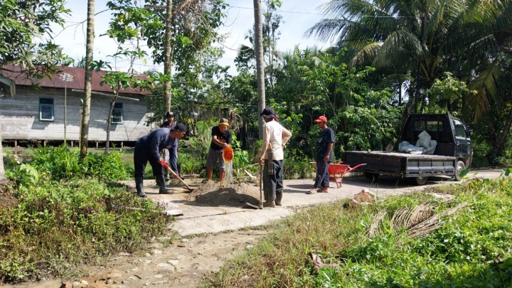 Kegiatan Gotong Royong Membersihkan Parit dan Rumput/gulma dan Perbaikan Semenisasi jalan TK perbatasan di Wilayah RT. 07 dan RT.06 Kelurahan Sindang Sari.