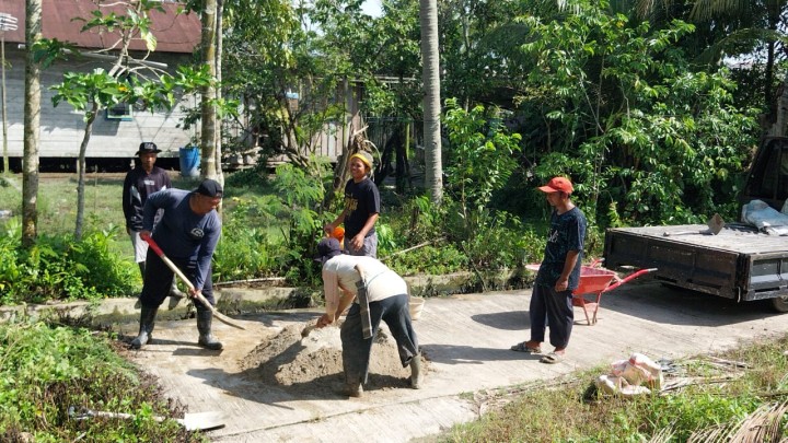 Kegiatan Gotong Royong Membersihkan Parit dan Rumput/gulma dan Perbaikan Semenisasi jalan TK perbatasan di Wilayah RT. 07 dan RT.06 Kelurahan Sindang Sari.