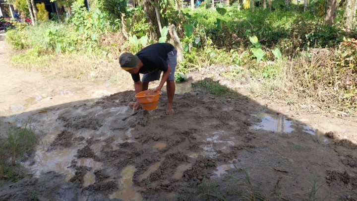 Kegiatan Gotong Royong Membersihkan Parit dan Rumput/gulma dan Perbaikan Semenisasi jalan TK perbatasan di Wilayah RT. 07 dan RT.06 Kelurahan Sindang Sari.
