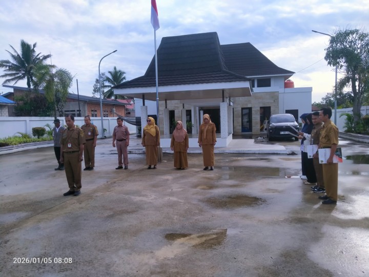 Rutinitas apel Pagi di Pemerintahan Kelurahan Sindang Sari.