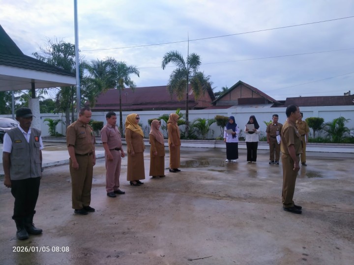 Rutinitas apel Pagi di Pemerintahan Kelurahan Sindang Sari.