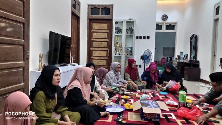 Kegiatan LPM Arisan bulanan dan Silahturahmi.