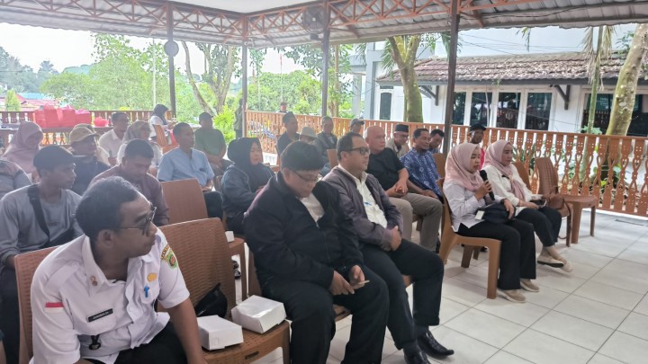 Penyerahan Bantuan Bibit Buah secara simbolis kepada 8 buah Rukun Tetangga di 4 Kelurahan Kecamatan Sambutan. oleh Wakil Ketua DPRD Provinsi Ananda Emira Moeis,S.Sn.
