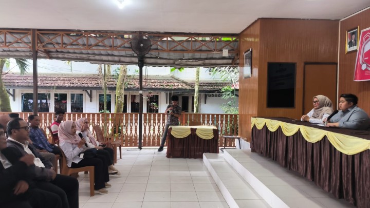 Penyerahan Bantuan Bibit Buah secara simbolis kepada 8 buah Rukun Tetangga di 4 Kelurahan Kecamatan Sambutan. oleh Wakil Ketua DPRD Provinsi Ananda Emira Moeis,S.Sn.