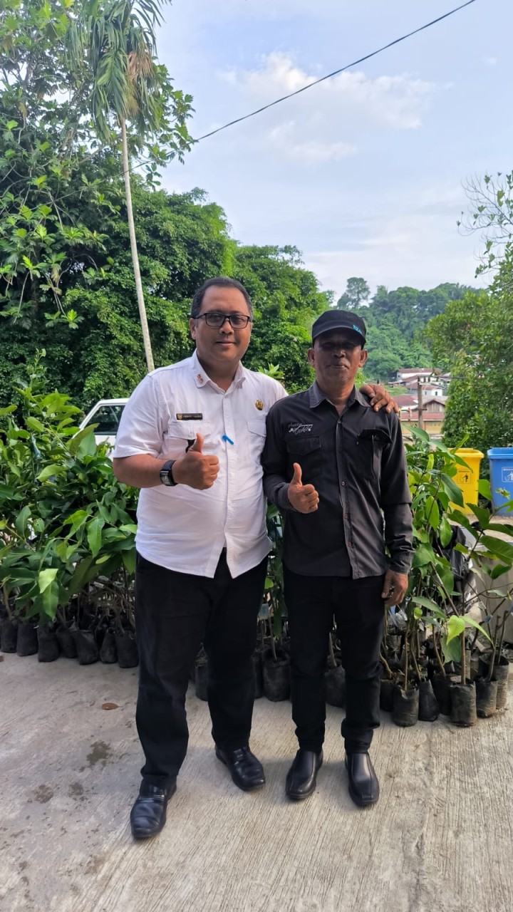 Penyerahan Bantuan Bibit Buah secara simbolis kepada 8 buah Rukun Tetangga di 4 Kelurahan Kecamatan Sambutan. oleh Wakil Ketua DPRD Provinsi Ananda Emira Moeis,S.Sn.