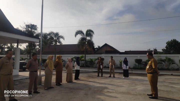 Rutinitas Apel pagi di Pemerintahan Kelurahan Sindang Sari.