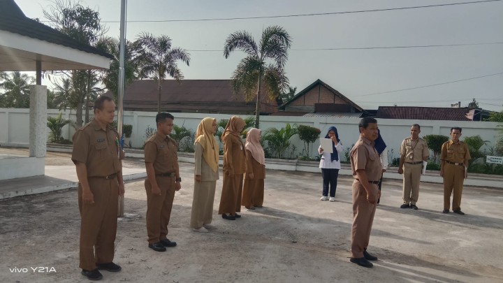 Rutinitas apel Pagi di Pemerintahan Kelurahan Sindang Sari.