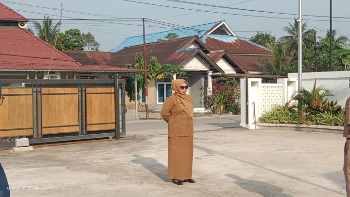 Rutinitas apel Pagi di Pemerintahan Kelurahan Sindang Sari.