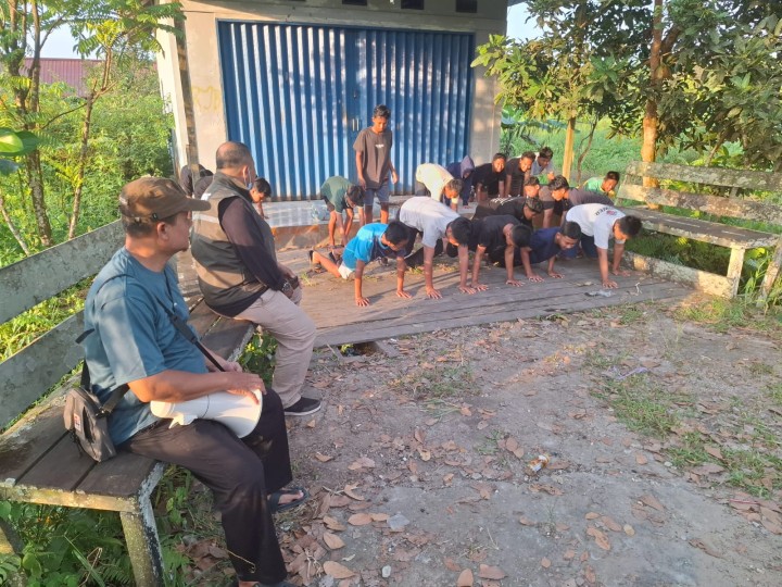 Bersama Bhabinkamtibmas,Babinsa  dan Satlinmas Sindang Sari melaksanakan patroli dilanjutkan dgn pembinaan terhadap remaja yg terjaring balap liar motor di sepanjang jl.Sungai manggis RT 1 Sindang sari.