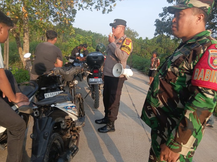 Bersama Bhabinkamtibmas,Babinsa  dan Satlinmas Sindang Sari melaksanakan patroli dilanjutkan dgn pembinaan terhadap remaja yg terjaring balap liar motor di sepanjang jl.Sungai manggis RT 1 Sindang sari.