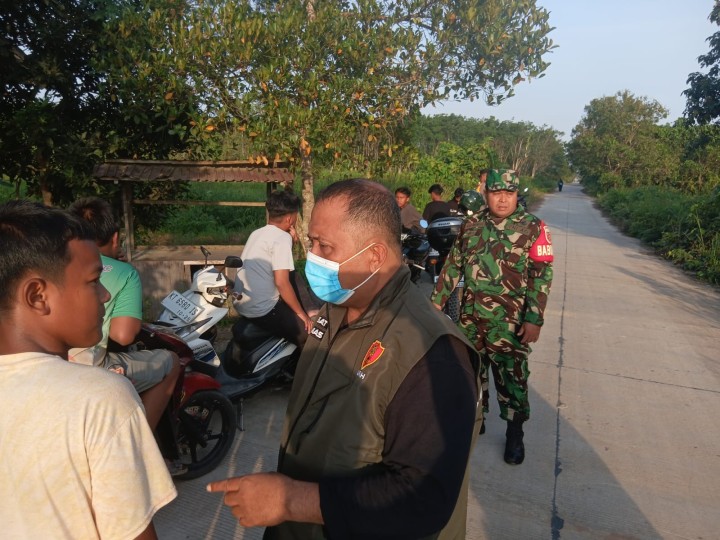 Bersama Bhabinkamtibmas,Babinsa  dan Satlinmas Sindang Sari melaksanakan patroli dilanjutkan dgn pembinaan terhadap remaja yg terjaring balap liar motor di sepanjang jl.Sungai manggis RT 1 Sindang sari.