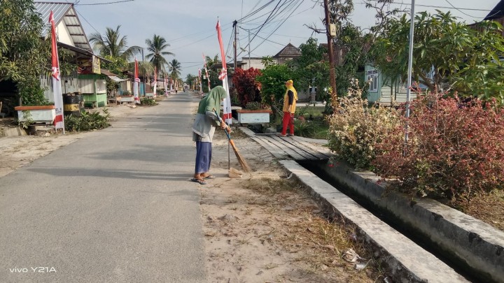 Kegiatan Gotong Royong mingguan setiap RT membersihkan Drainase,potong rumput,serta membersihkan tanaman yang rimbun yang menggangu.