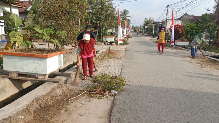 Kegiatan Gotong Royong mingguan setiap RT membersihkan Drainase,potong rumput,serta membersihkan tanaman yang rimbun yang menggangu.
