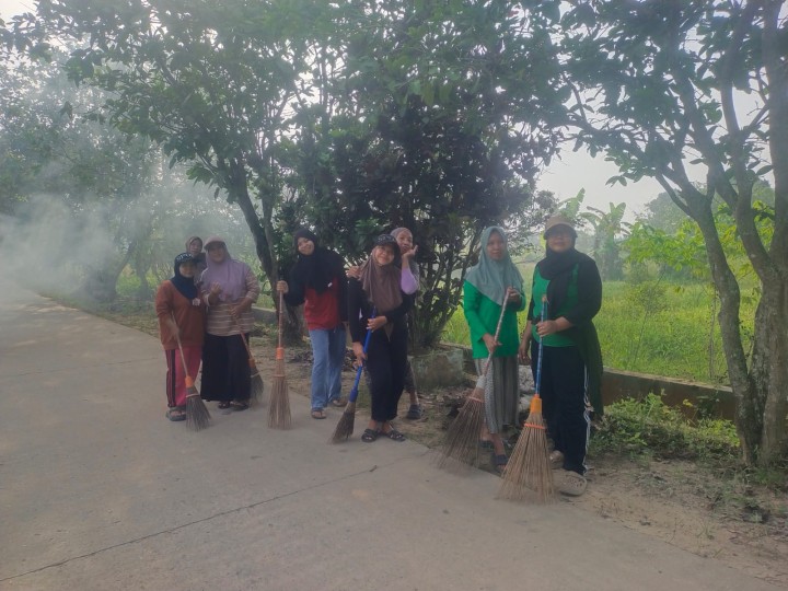 Kegiatan Gotong Royong mingguan setiap RT membersihkan Drainase,potong rumput,serta membersihkan tanaman yang rimbun yang menggangu.