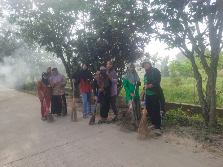 Kegiatan Gotong Royong mingguan setiap RT membersihkan Drainase,potong rumput,serta membersihkan tanaman yang rimbun yang menggangu.