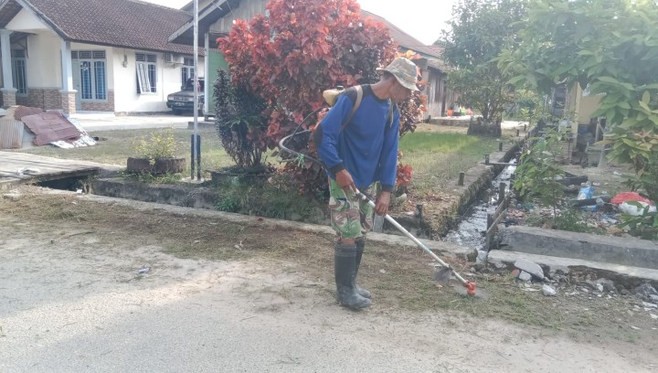 Kegiatan Gotong Royong mingguan setiap RT membersihkan Drainase,potong rumput,serta membersihkan tanaman yang rimbun yang menggangu.