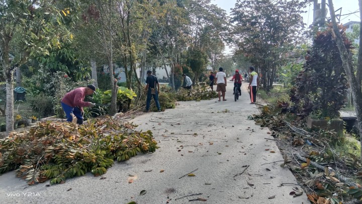 Kegiatan Gotong Royong mingguan setiap RT membersihkan Drainase,potong rumput,serta membersihkan tanaman yang rimbun yang menggangu.
