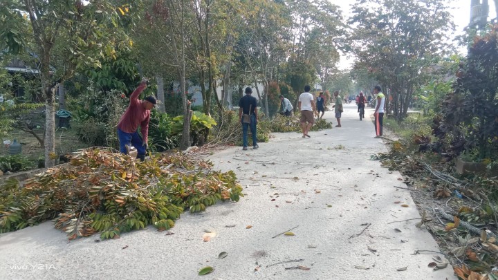 Kegiatan Gotong Royong mingguan setiap RT membersihkan Drainase,potong rumput,serta membersihkan tanaman yang rimbun yang menggangu.