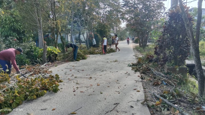 Kegiatan Gotong Royong mingguan setiap RT membersihkan Drainase,potong rumput,serta membersihkan tanaman yang rimbun yang menggangu.