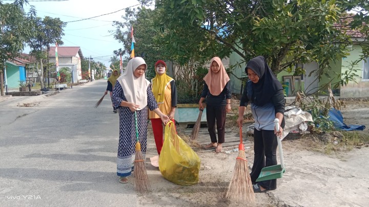 Kegiatan Gotong Royong mingguan setiap RT membersihkan Drainase,potong rumput,serta membersihkan tanaman yang rimbun yang menggangu.