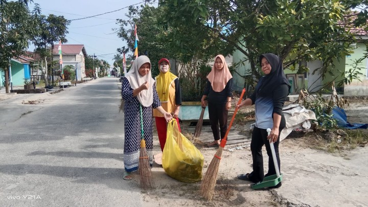 Kegiatan Gotong Royong mingguan setiap RT membersihkan Drainase,potong rumput,serta membersihkan tanaman yang rimbun yang menggangu.