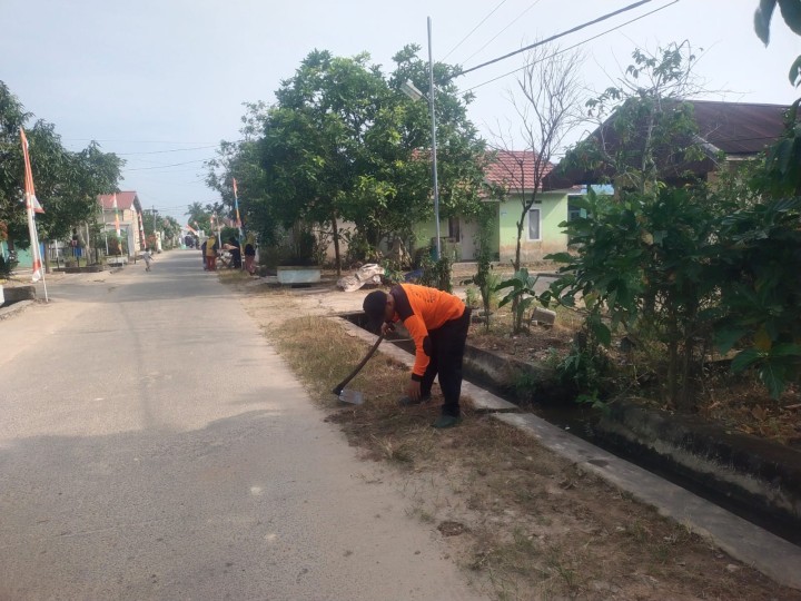 Kegiatan Gotong Royong mingguan setiap RT membersihkan Drainase,potong rumput,serta membersihkan tanaman yang rimbun yang menggangu.