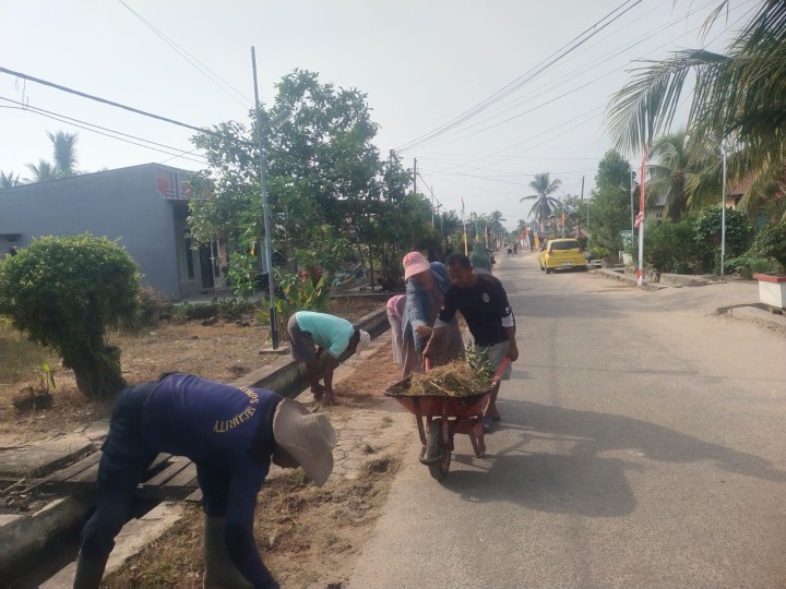 Kegiatan Gotong Royong mingguan setiap RT membersihkan Drainase,potong rumput,serta membersihkan tanaman yang rimbun yang menggangu.