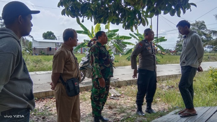 Bersama Bhabinkamtibmas,Babinsa  dan Satlinmas Sindang Sari melaksanakan patroli dilanjutkan dengan pembinaan warga yang meresahakan lingkungan sekitar.