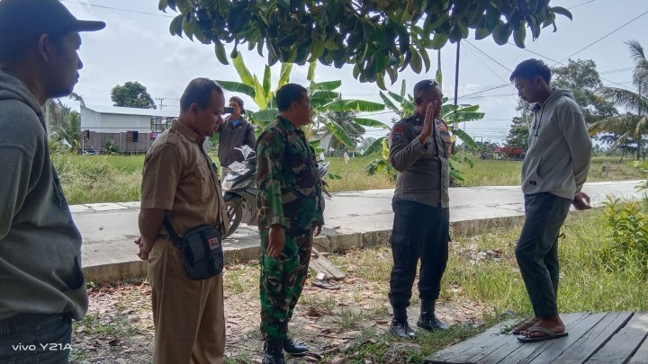 Bersama Bhabinkamtibmas,Babinsa  dan Satlinmas Sindang Sari melaksanakan patroli dilanjutkan dengan pembinaan warga yang meresahakan lingkungan sekitar.