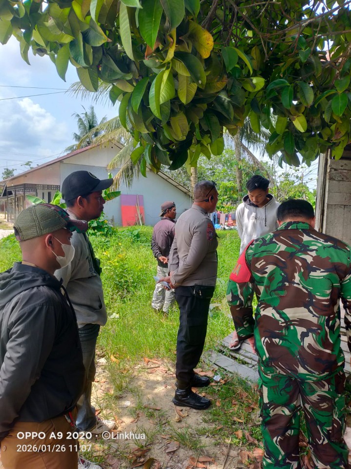 Bersama Bhabinkamtibmas,Babinsa  dan Satlinmas Sindang Sari melaksanakan patroli dilanjutkan dengan pembinaan warga yang meresahakan lingkungan sekitar.