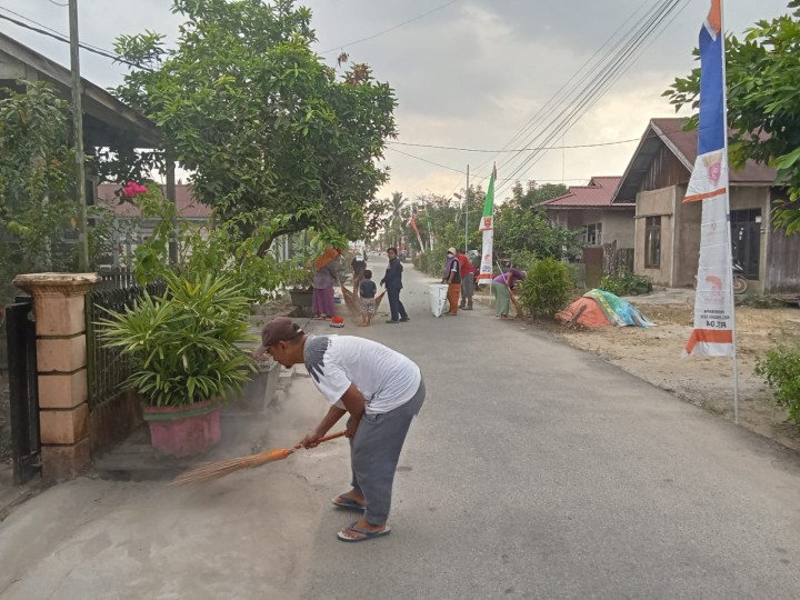 Kegiatan Gotong Royong di wilayah RT.4 Sindang Sari.