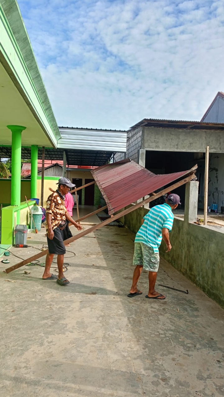 Kegiatan Gotong Royong bulanan di lingkungan masing-masing RT