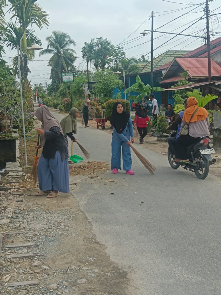 Kegiatan Gotong Royong bulanan di lingkungan masing-masing RT