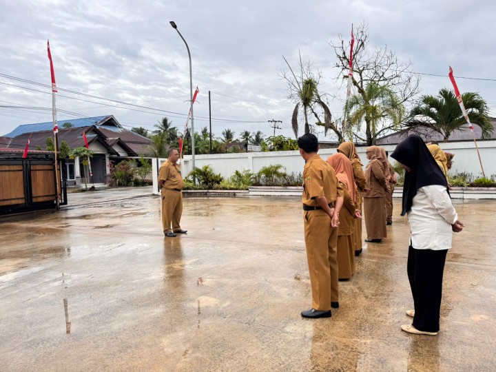 Rutinitas apel Senin Pagi di Pemerintahan Kelurahan Sindang Sari