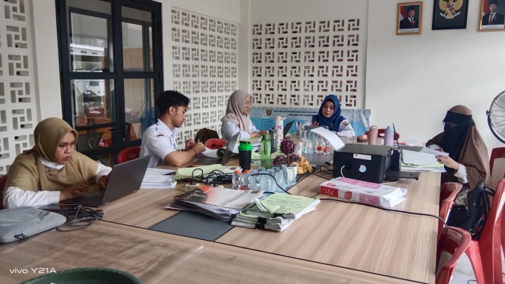 H-2 Tim kerja dari inspektorat Audit berkas Probebaya di kelurahan Sindang Sari.