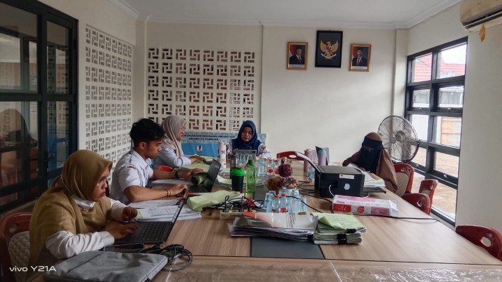 H-2 Tim kerja dari inspektorat Audit berkas Probebaya di kelurahan Sindang Sari.