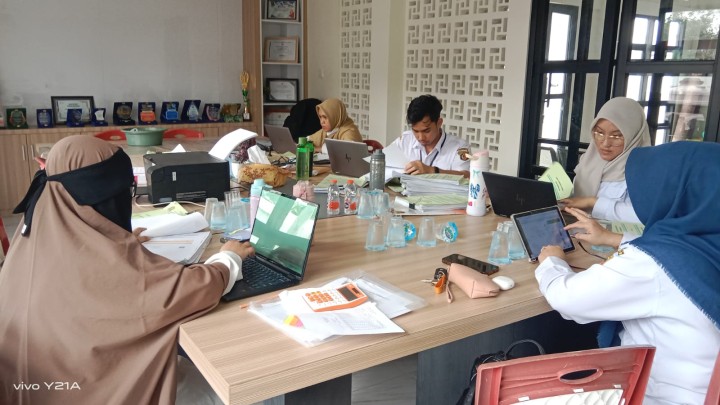 H-2 Tim kerja dari inspektorat Audit berkas Probebaya di kelurahan Sindang Sari.