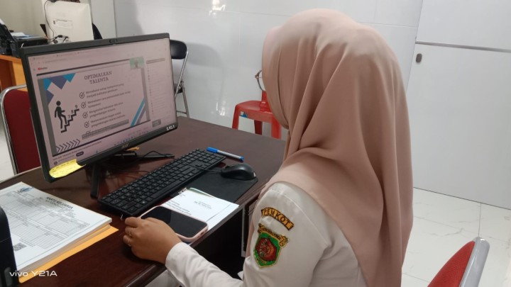 Mengikuti Zoom meeting SAPA ASN dengan Tema "Menyusun Strategi untuk Mewujudkan ASN Bertalenta"