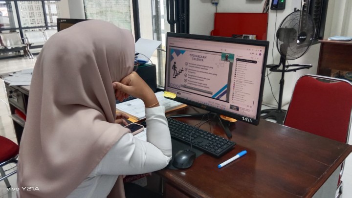 Mengikuti Zoom meeting SAPA ASN dengan Tema "Menyusun Strategi untuk Mewujudkan ASN Bertalenta"