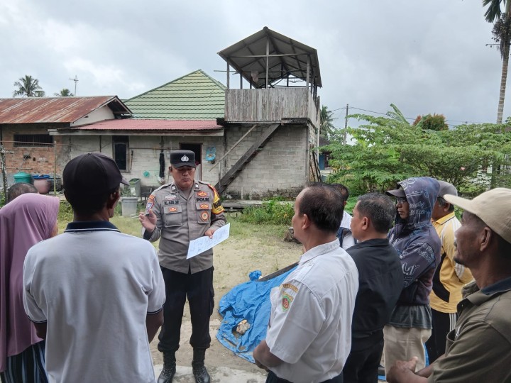 Peninjauan lapangan menindaklanjuti laporan warga tentang batas tanah di RT 05
