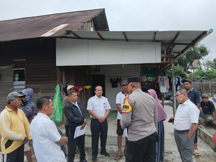 Peninjauan lapangan menindaklanjuti laporan warga tentang batas tanah di RT 05