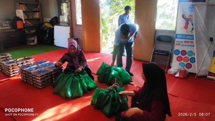 Pendistribusian Makan Bergizi Gratis (MBG) untuk ibu menyusui dan balita di Kelurahan Sindang Sari.
