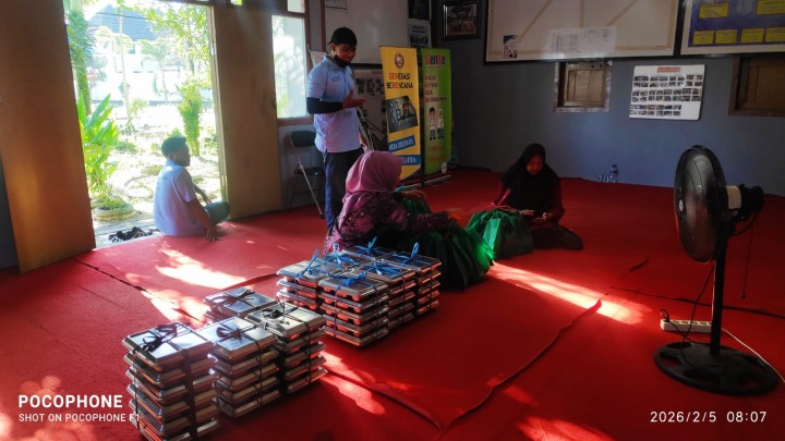 Pendistribusian Makan Bergizi Gratis (MBG) untuk ibu menyusui dan balita di Kelurahan Sindang Sari.