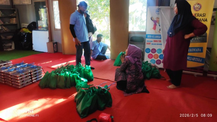 Pendistribusian Makan Bergizi Gratis (MBG) untuk ibu menyusui dan balita di Kelurahan Sindang Sari.
