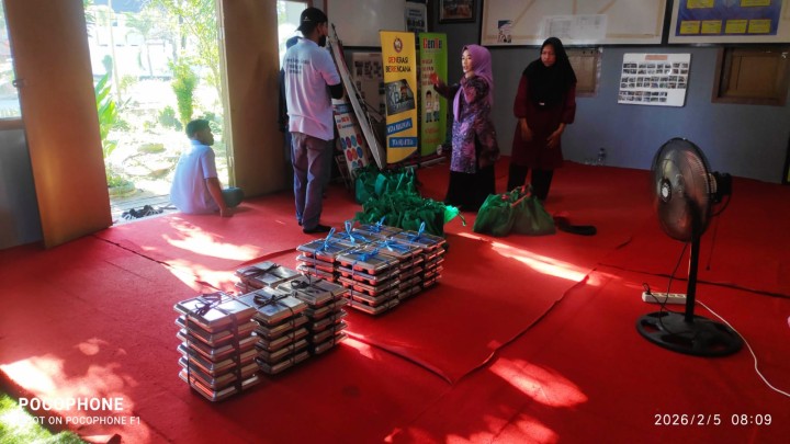 Pendistribusian Makan Bergizi Gratis (MBG) untuk ibu menyusui dan balita di Kelurahan Sindang Sari.