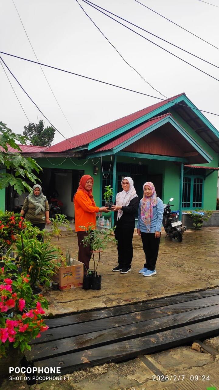 Kerja Bakti di Rumah sehat Kelurahan Sindang Sari Kecamatan Sambutan